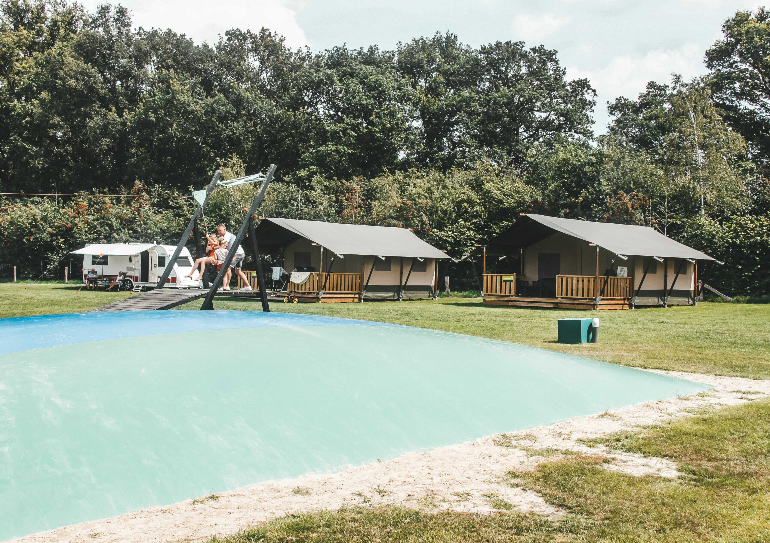 trampoline en kabelbaan op camping
